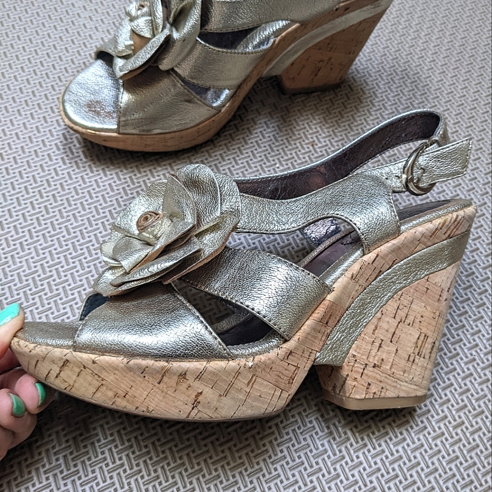 Sofft wedge sandals in gold leather.